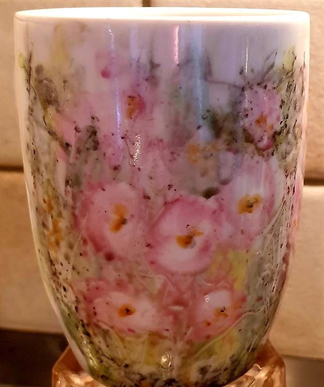 Tazze: Hand gemalte Tasse mit Blumendekor – Nuovo e nell'imballaggio originale da Münsingen venduto da Sulamit 1
