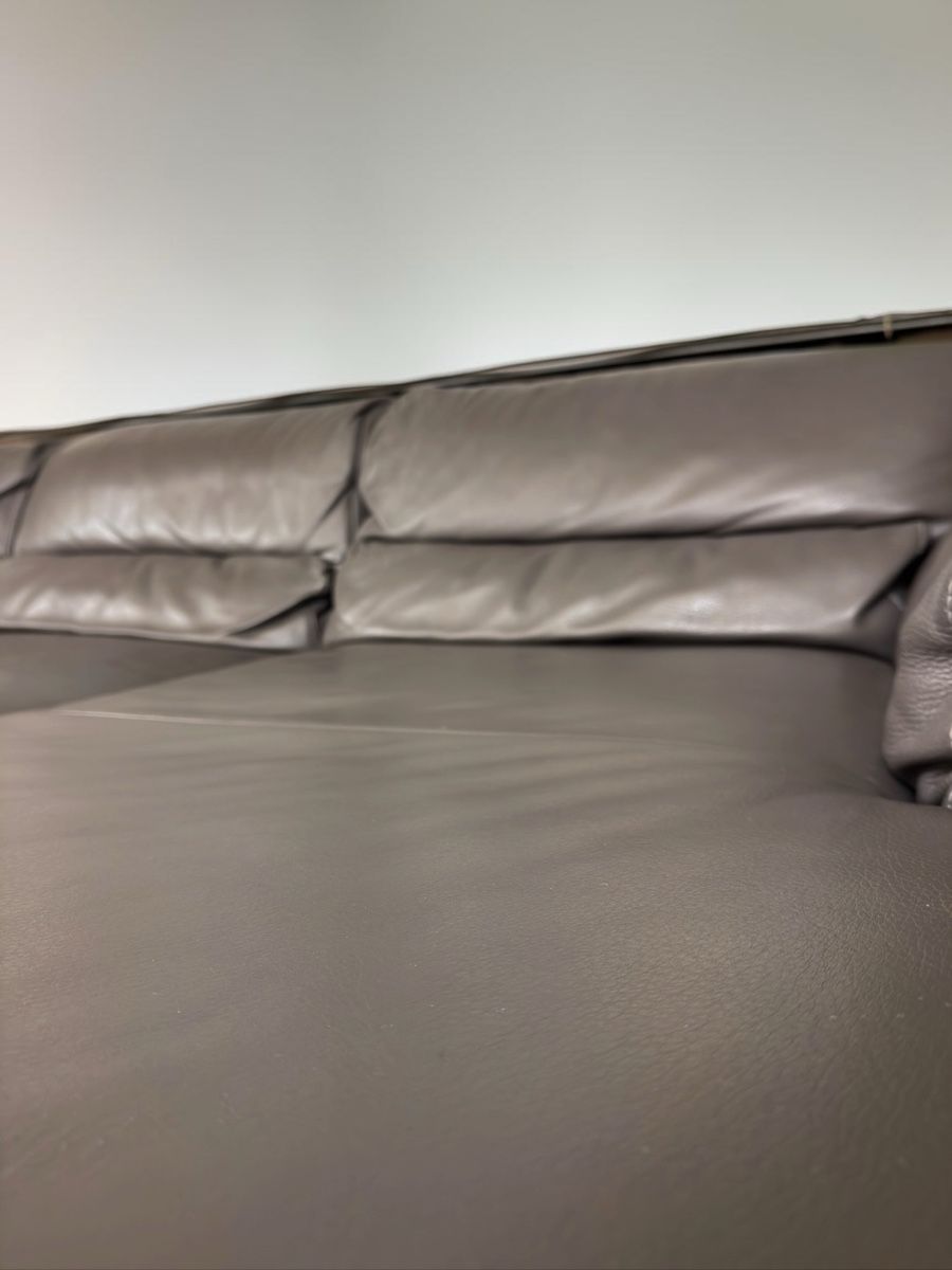 Divani: Ecksofa echtes Nubukleder, ein antiker Metallschirm – Usato da Bachenbülach venduto da Sofalab.swiss 3