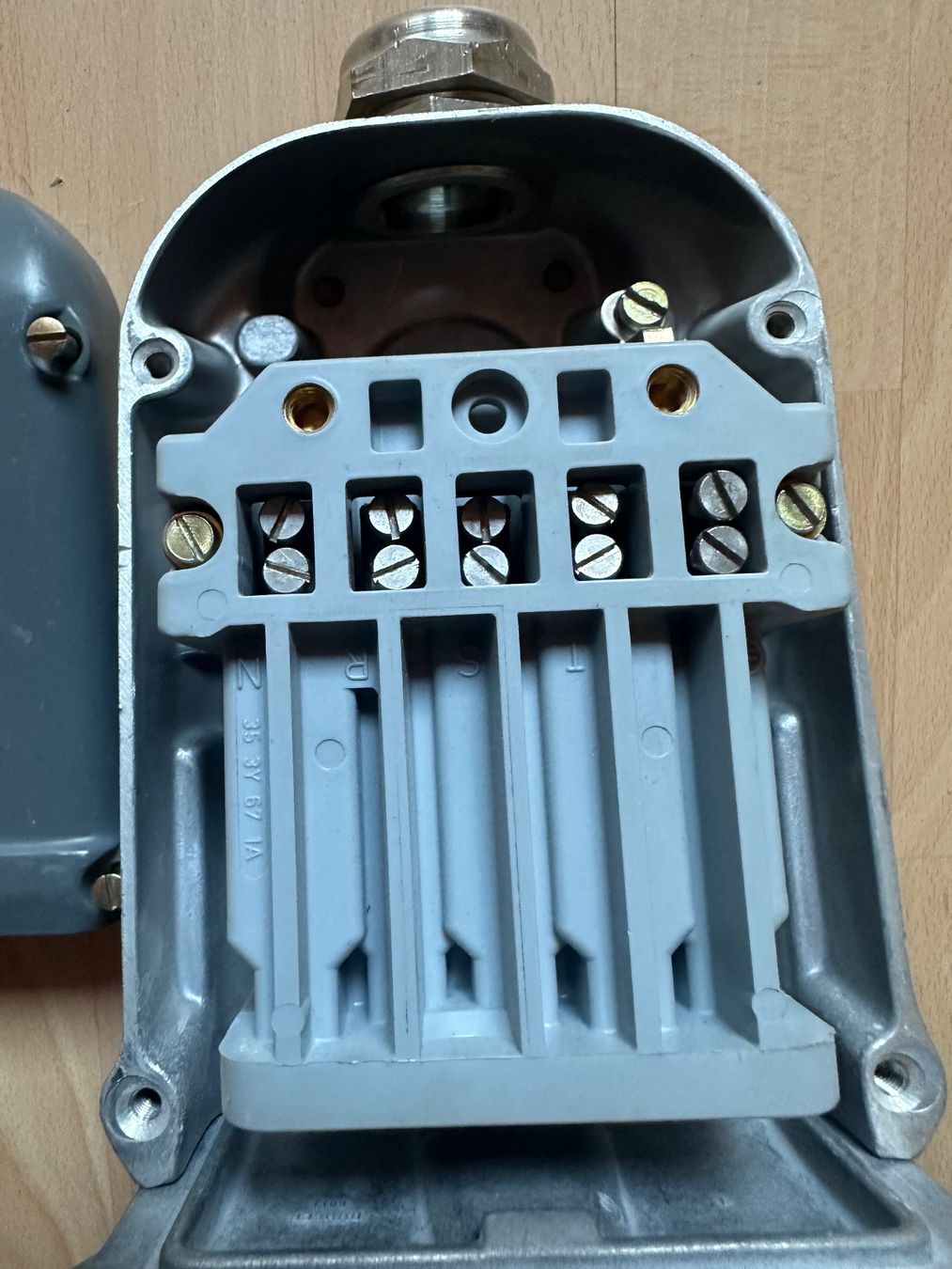 Spine: J 40/5 Polige NEUE Steckdose  Stromdose CMC – Usato da Huttwil venduto da Bolpa 4