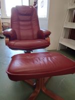 Roter Ledersessel mit passendem Fussteil (Vintage-Stil)