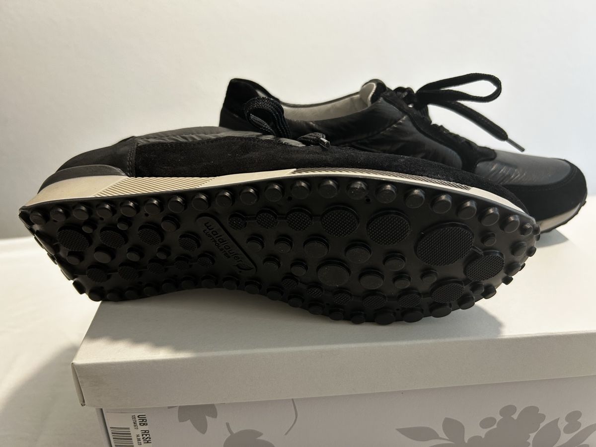 Damenschuhe: Waldlaufer Black Leather Sneakers – Neu und originalverpackt aus Luzern von kit_v6c7 2
