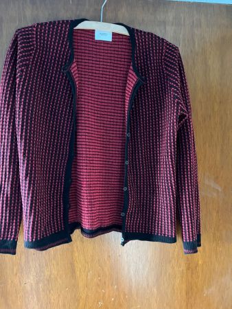 rot/schwarze Jacke