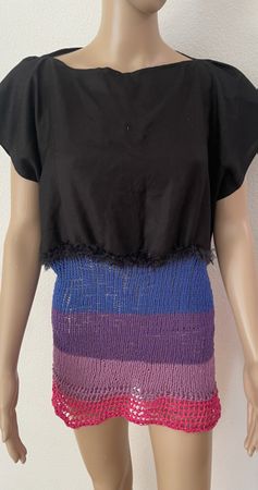 Lang Shirt schwarz mit bunten Streifen Grösse M