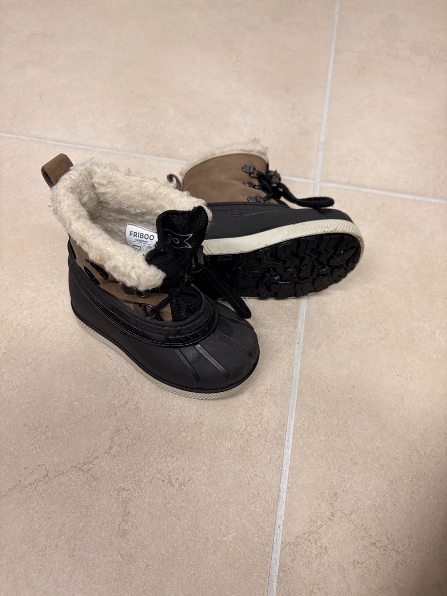 Naturino Scarpe per ragazzi: Diverse Kinderschuhe Gr. 20-22 – Usato da Effretikon venduto da PetraRey 2