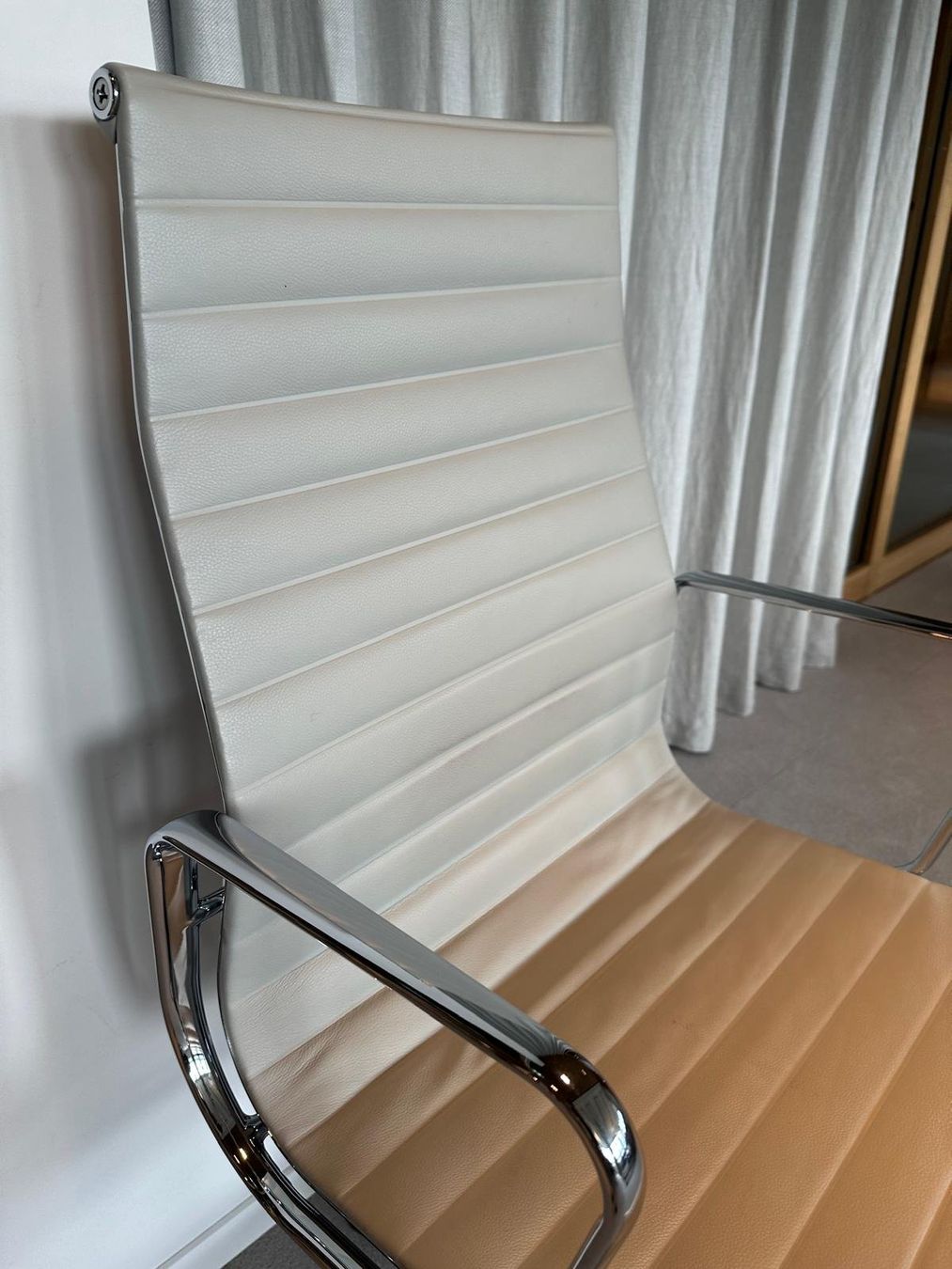 Vitra Stühle: Original Vitra Eames Aluminium Chair EA119 | Leder Hellgrau – Gebraucht aus Zürich von rec_w9tp 3
