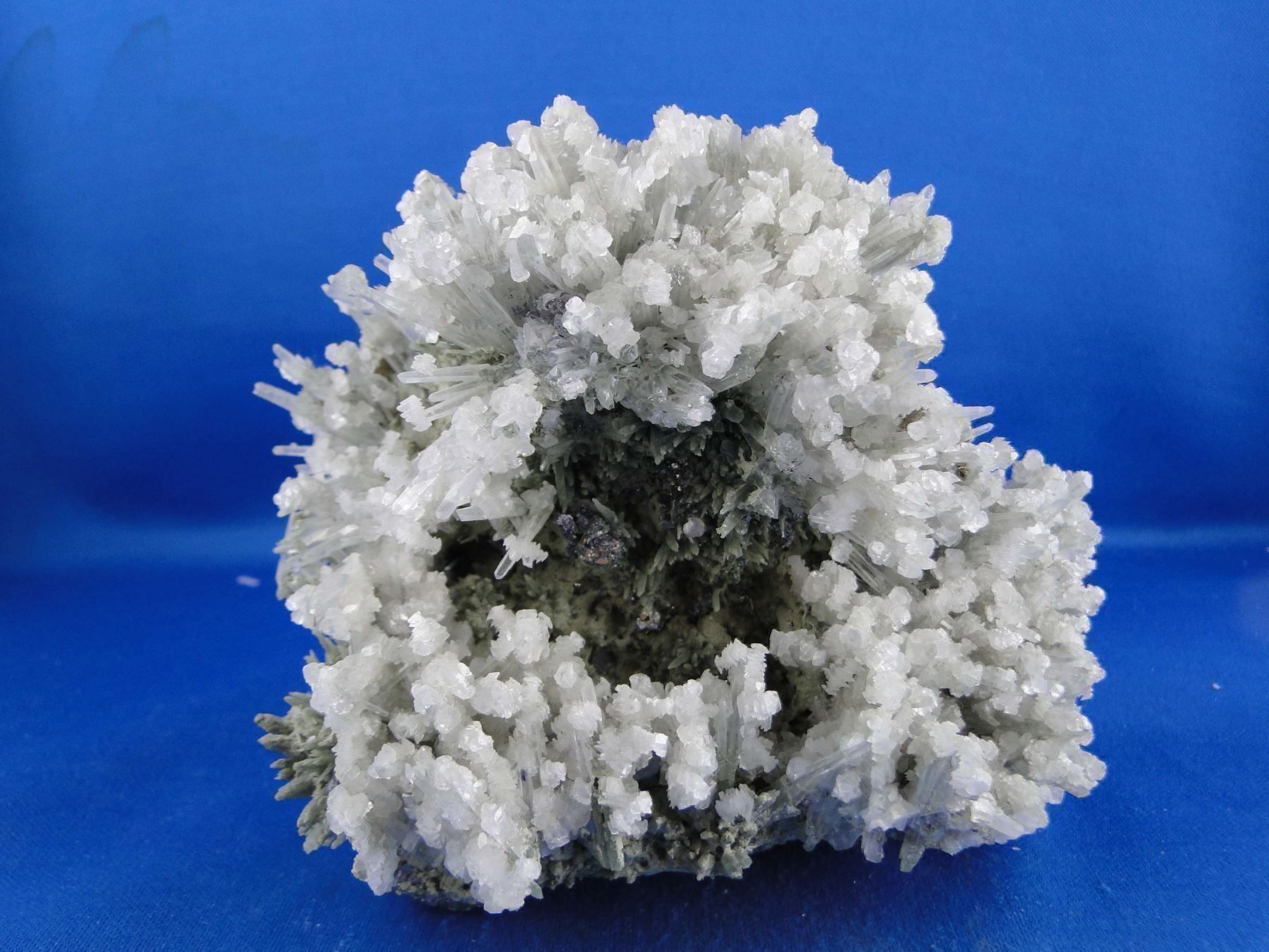 Minerali & Pietre curative: Calcite auf Bergkristall var Prasem – Usato da Schinznach Bad venduto da Demerald 3