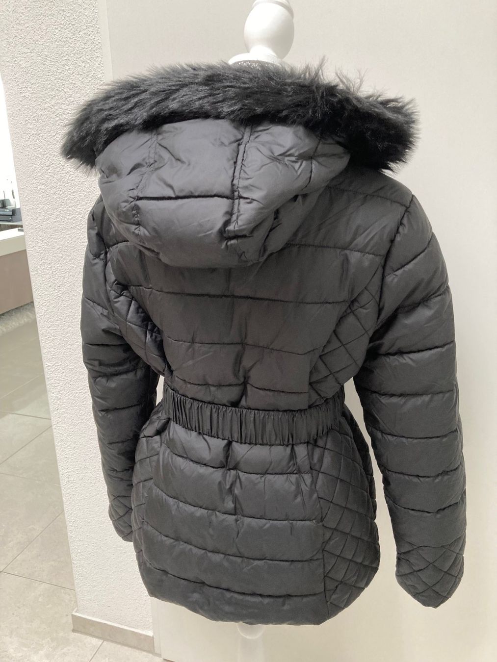 Zebra Giacche: Schwarze Winterjacke mit Gürtel Gr. L – Usato da Glattpark (Opfikon) venduto da Pangie 3