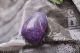 Sugilith 7.1g    Trommelstein   –Lot Edelsteinstube