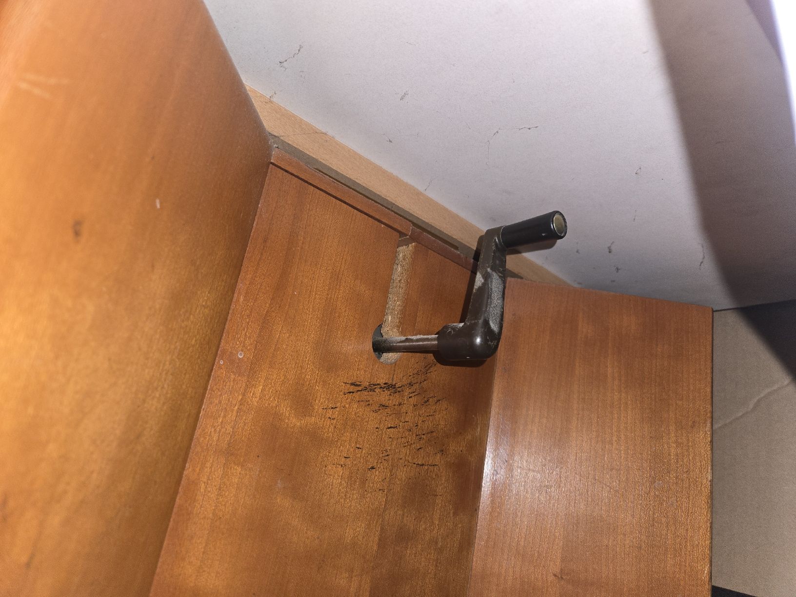 Tavoli: Marmor-Tisch mit Holzfuss, Top Design – Usato da Sennwald venduto da RobinVKT 5