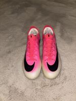 Weiss, pinke Nike Fussballschuhe