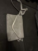 Pochette élégante grise, parfait pour les soirées d'été!
