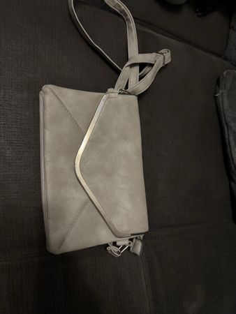 Pochette élégante grise, parfait pour les soirées d'été!