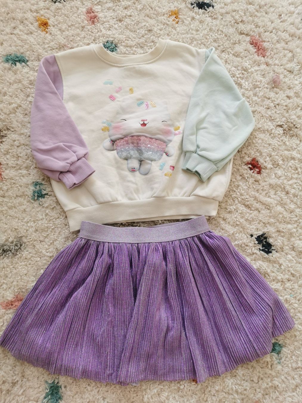 H&M Lotti & Set di vestiti: H&M Set, Pullover & Glitzer-Rock, Grösse 98-104 – Usato da Zürich venduto da Simfa