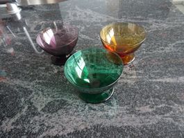 Gläser 3x farbige Grün Violett Dunkelgelb  Vintage Antik