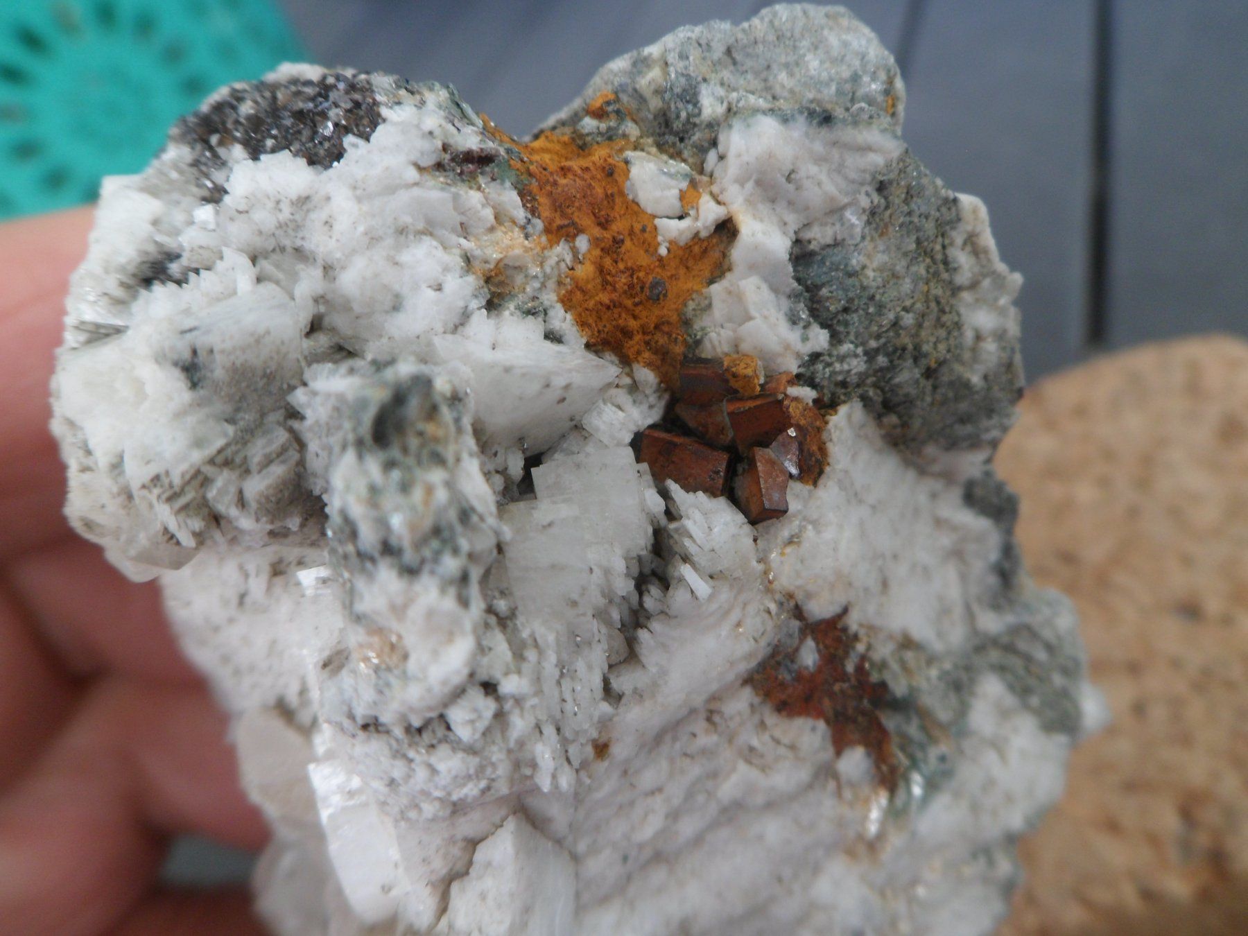 Minerali & Pietre curative: Titanit, Calcit, Adular, Pyrit. Schweiz – Usato da Affoltern am Albis venduto da Fossil60 7