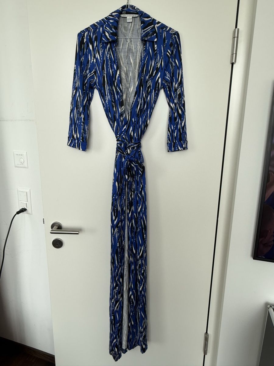 Diane von Furstenberg Kleider: Kleid DVF Seide Grösse 4 / S / 36 blau gemustert  – Gebraucht aus Zug von 5anna 2