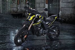 Hypermoto 125 ccm mit 11 kW in gelb, orange, blau vor Ort