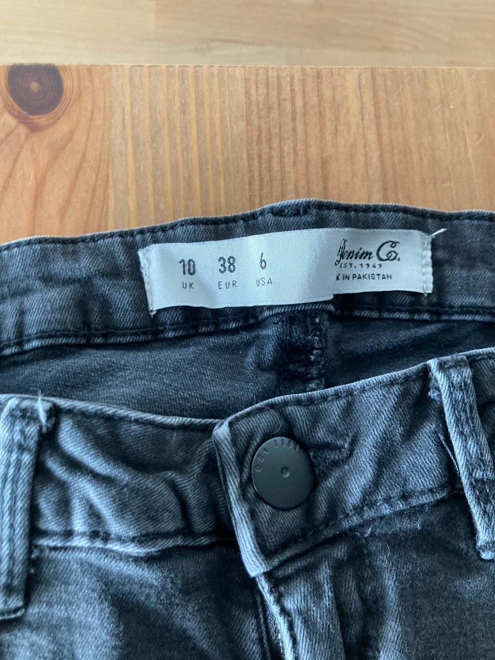 Jeans: schwarze Hose Grösse 38 – Nuovo (secondo la descrizione) da Heimenhausen venduto da ChliineBaeremani 1