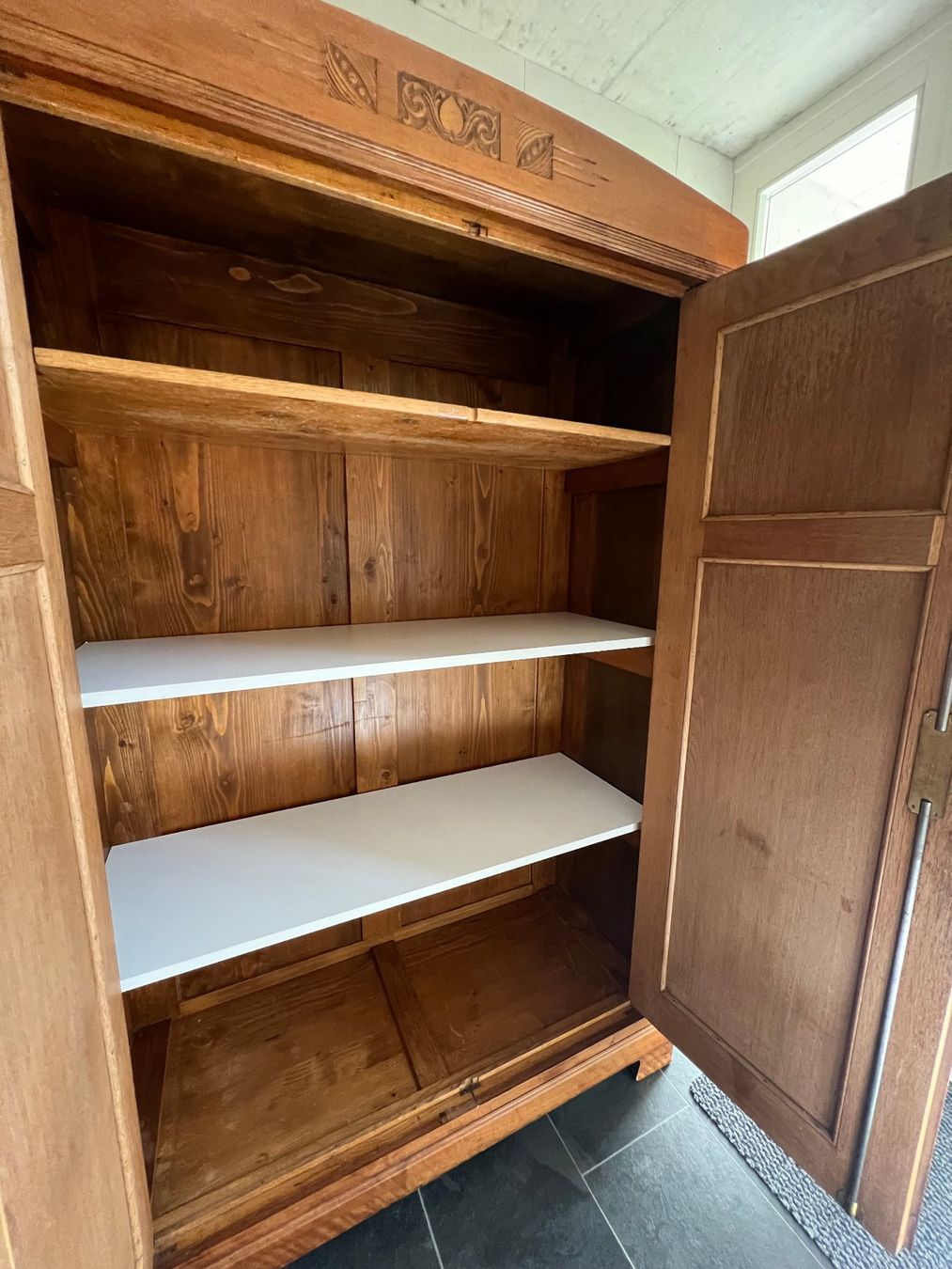 Armadi: Antiker Schrank mit Tablaren – Usato da Oberhofen Thun'see venduto da masterregula 2