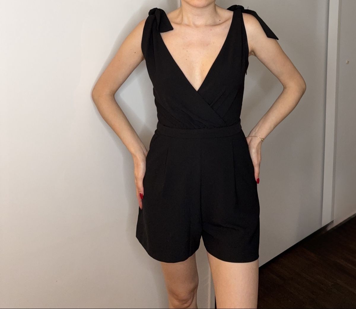 Tute: Chic Black Romper with Lace Detail - XS – Nuovo (secondo la descrizione) da Meggen venduto da nik_5g2v
