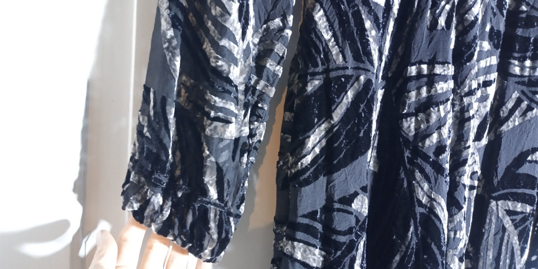 Nile Vestiti: NEU Nile Maxikleid mit schönen Muster Silber S – Nuovo (secondo la descrizione) da St. Gallen venduto da Hereplaysmusic 3