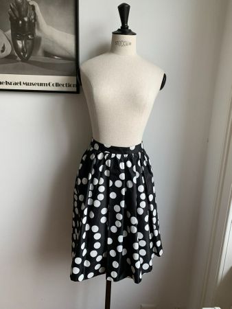 AKRIS: Exklusiv gepunkteter Seiden-Jupe in schwarz/weiss, 36