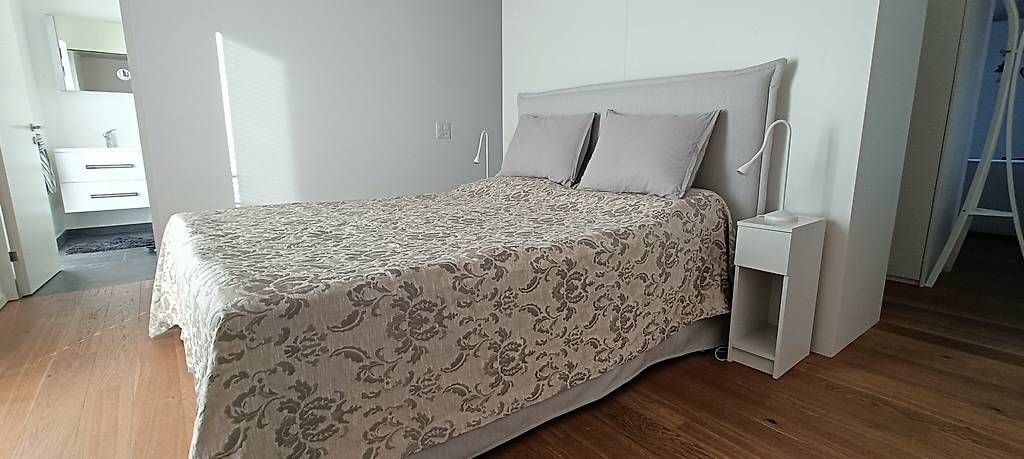 Lits: elegantes Boxspringbett, silber/hellgrau /  – D'occasion à Abtwil AG par birgisch01