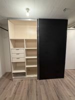 grosser Kleiderschrank mit Schiebetüren