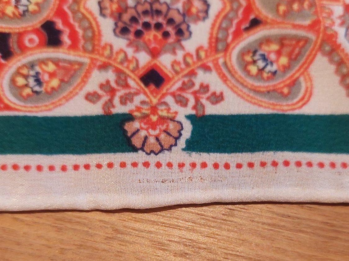 Foulard & Sciarpe: Seidentuch mit besonderem Lochmuster – Usato da Brunnen venduto da Livianda 5