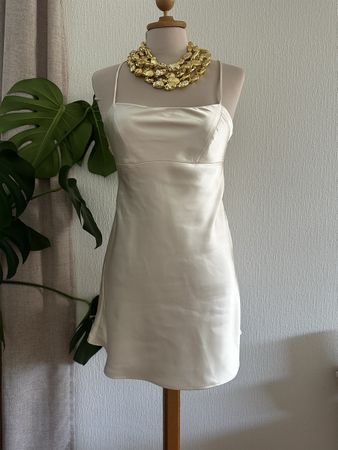 Robe Zara satin crème T. XS bon état
