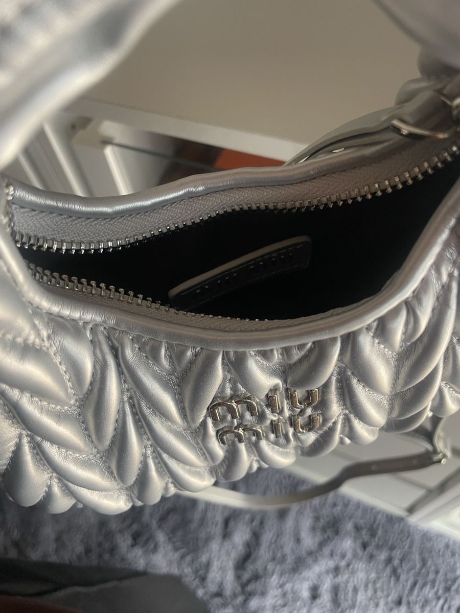 Miu Miu Taschen für Damen: Miu Miu Handtasche Silber klein – Gebraucht aus Rebstein von giu_hft9 5