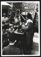 Fotografie Zauberer / Magier belustigt K