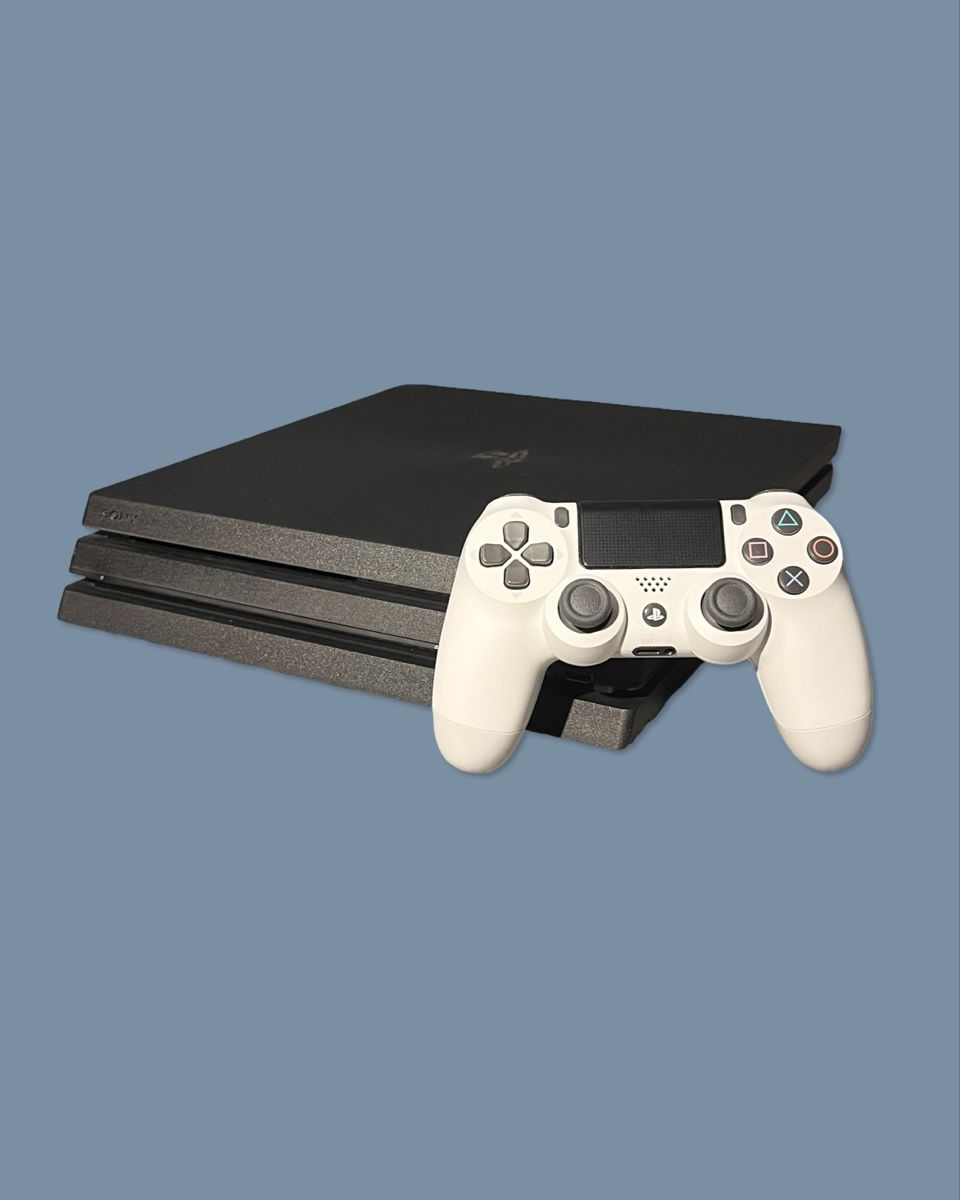 Sony Console: PlayStation 4 Pro Konsole mit Controller – Usato da Leuk Stadt venduto da nat_7826