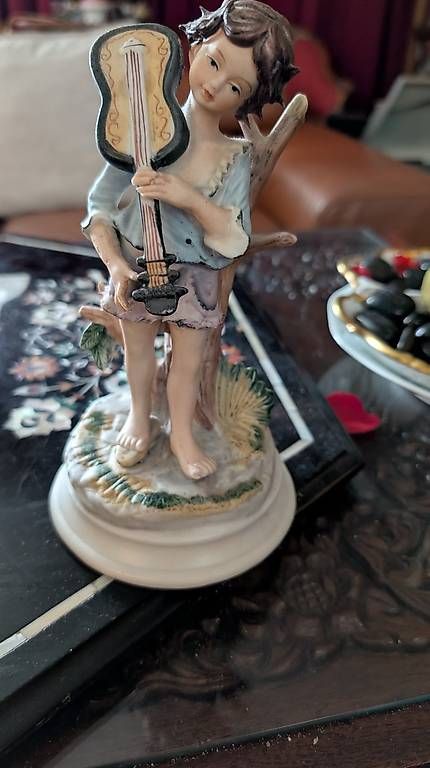 Statuette: Capodimonte Musikerfigur mit Saiteninstrument – Usato da Ascona venduto da ArtRomantica 1