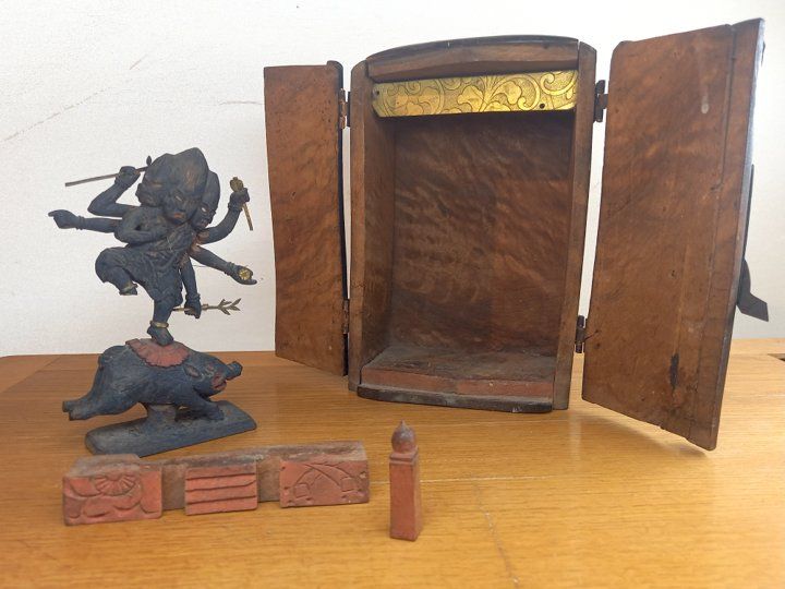Statuette: Dieu indien & son coffret – Usato da Ponts-de-Martel venduto da Henri-Louis