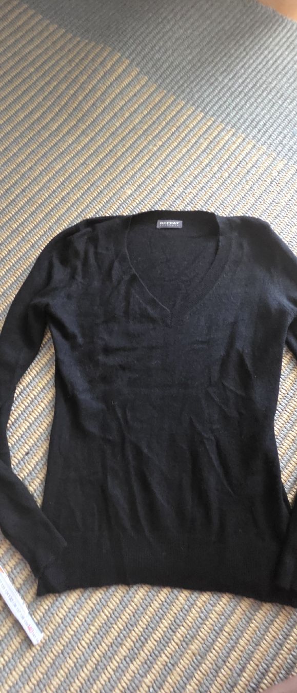 Repeat Pulls & Sweat-shirts: Repeat V-Ausschnitt schwarz 100% Kaschmir – Neuf (Voir description) à Riedikon par Winter21.