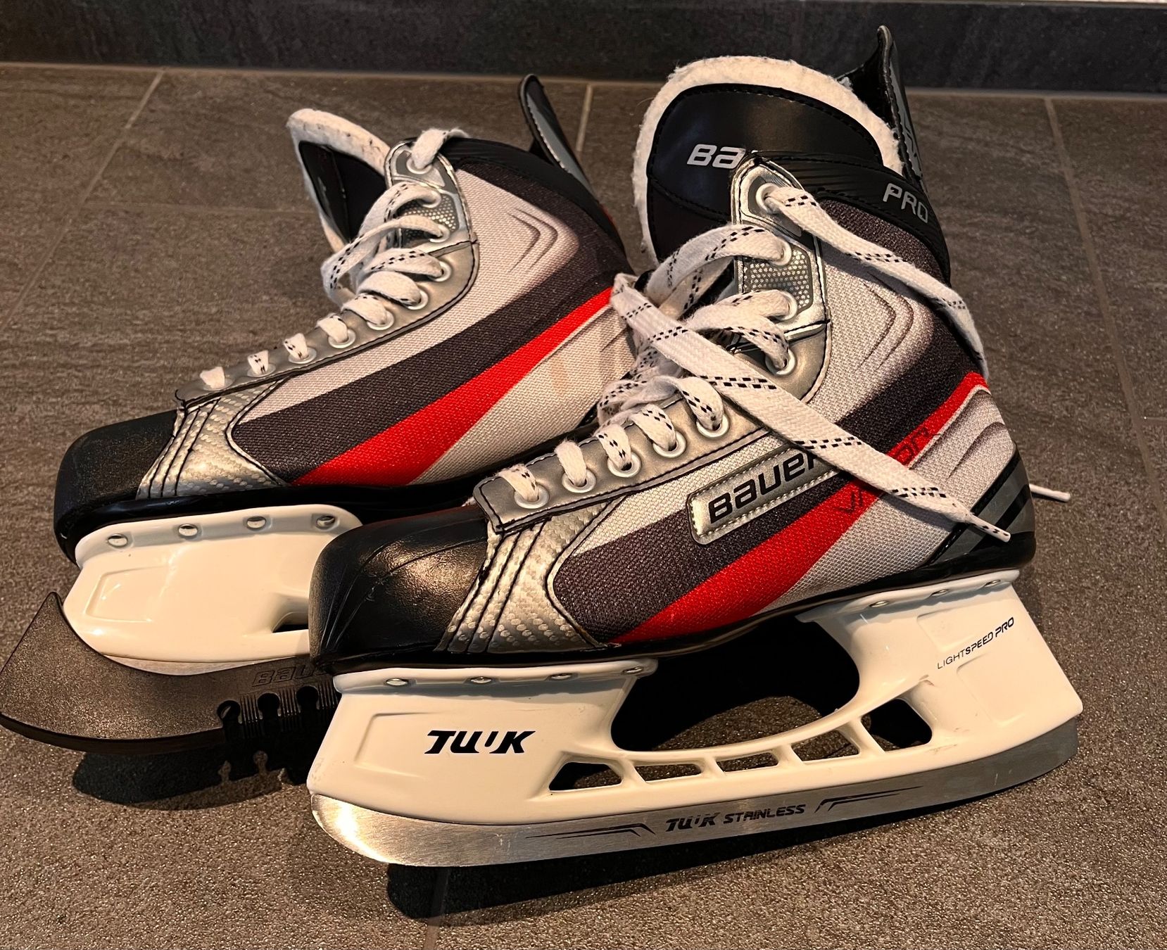 Bauer Pattini da ghiaccio: Bauer Eishockey-Schlittschuhe – Usato da Hinwil venduto da Oivil04 1