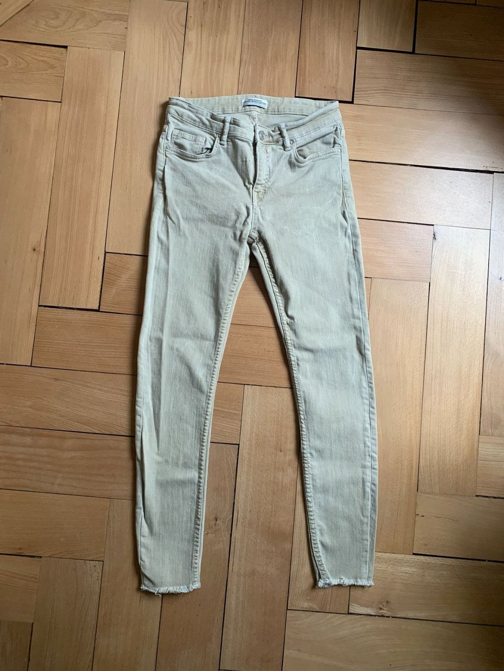 Zara Jeans: ZARA - Skinny Jeans beige 38 – Usato da Zürich venduto da Diazaio