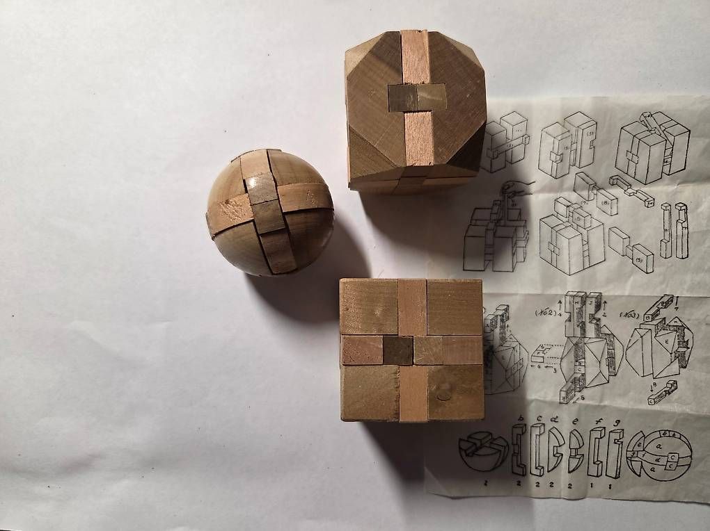 Puzzles: Puzzle en bois (style "Rubik") – Neu und originalverpackt aus Bremblens von audit 2