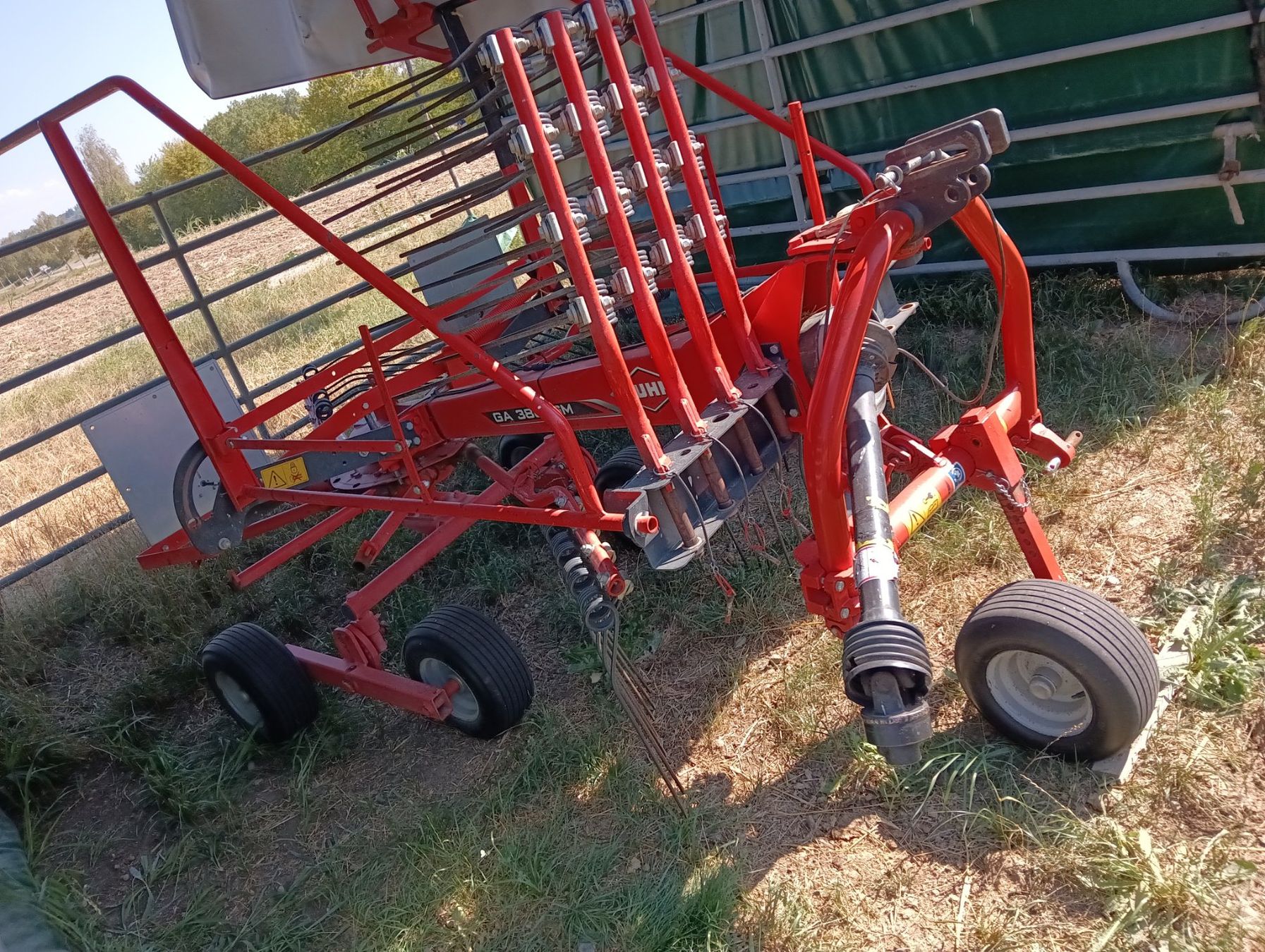 Kuhn Raccolta foraggio grezzo: Kuhn Kreiselschwader – Difettoso da Kloten venduto da Befe12 5