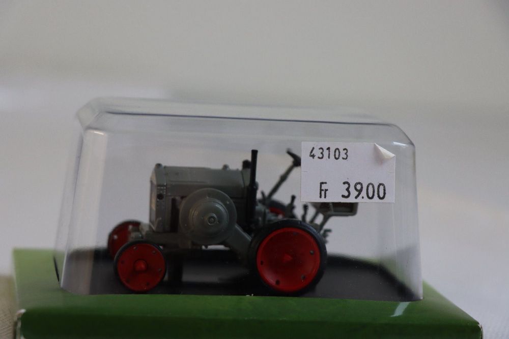 TRACTEUR NÂ°064 DEUTZ MTZ 120 1929 UNIVERSAL HOBBIES 1:43 sous coqu