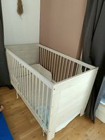 Massivholzbabybett mit Matratze & Bettumrandung