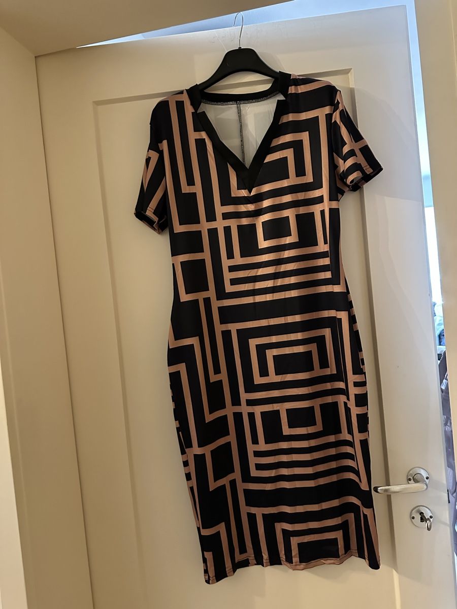 Robes: Damen Wunderschöne Kleider Gr/L – Neuf avec emballage d'origine à Basel par Ivana_4 1