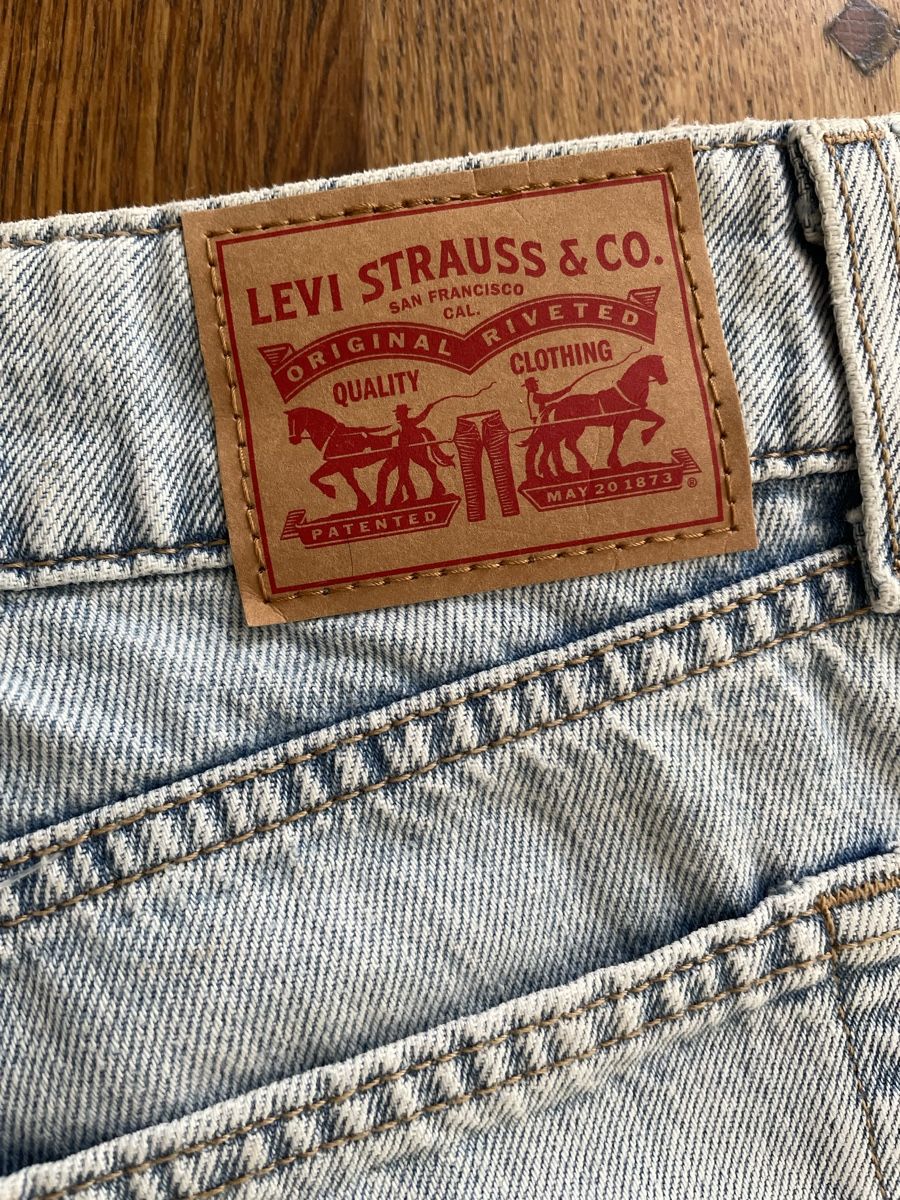 Levi's Jeans: Jean Levi's superlow style décontracté t. 28/32 bleu clair – Nuovo (secondo la descrizione) da Marin-Epagnier venduto da sachaechinta 2