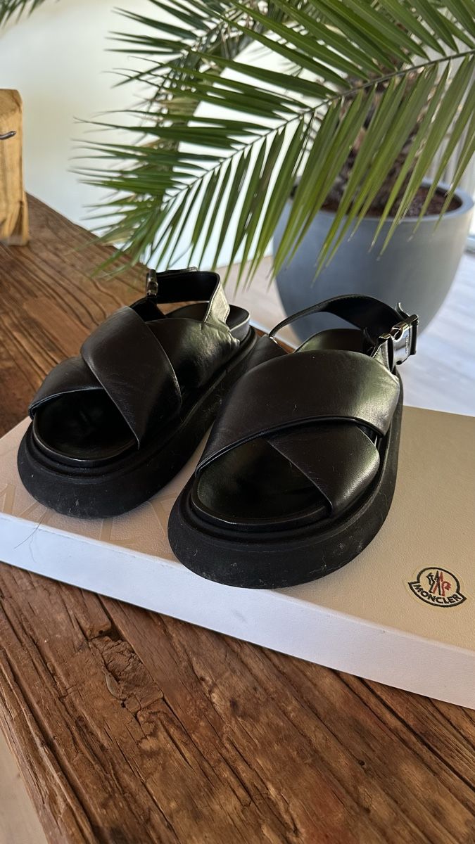 Moncler Scarpe da donna: Moncler Sandale Solarisse Gr. 36 – Usato da Wolfhalden venduto da Bambam74