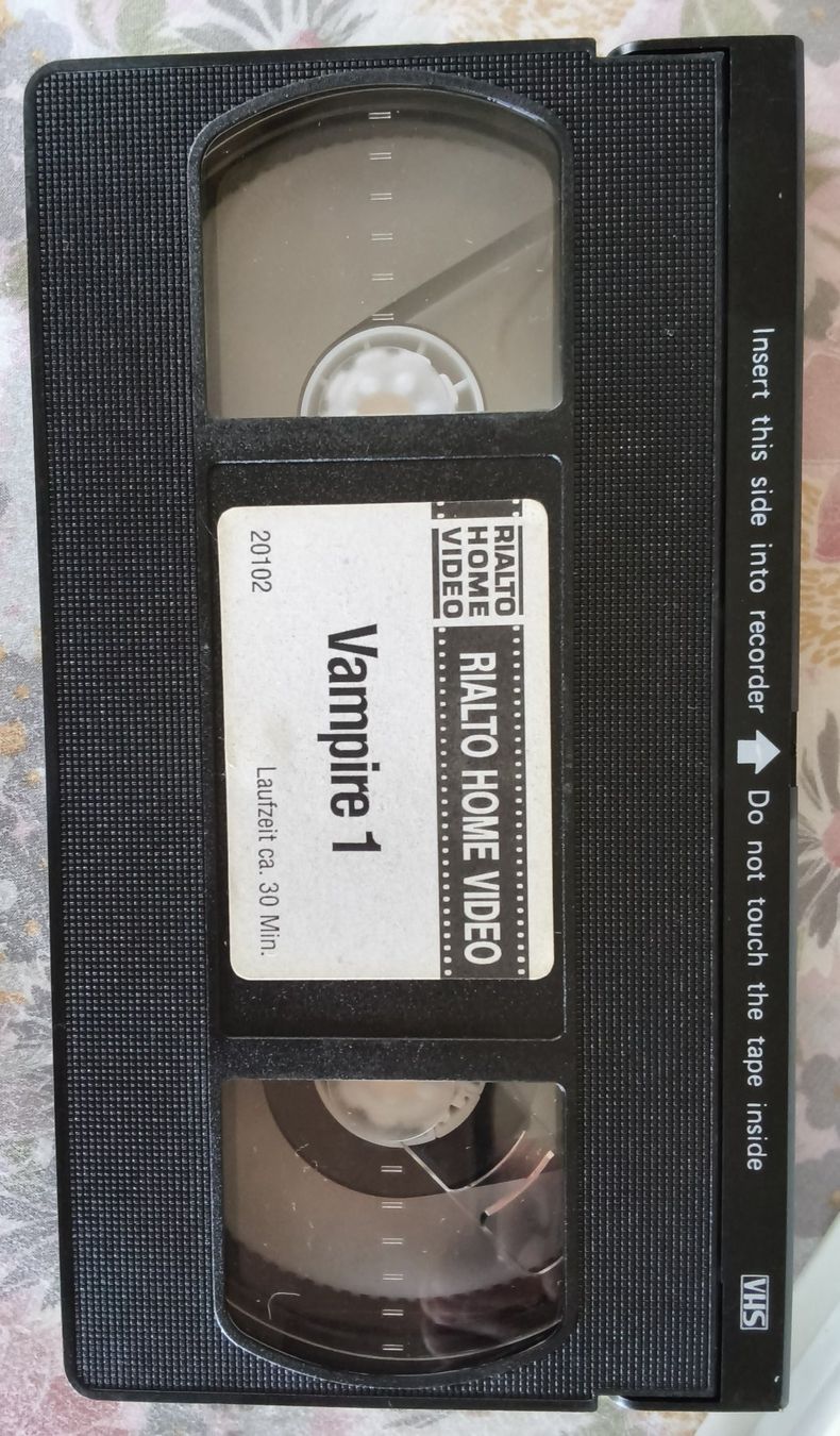 Tutti i VHS: 3er Set VHS flug im Vampire über die Schweiz – Usato da Hallau venduto da histoiremerveilleuse 4
