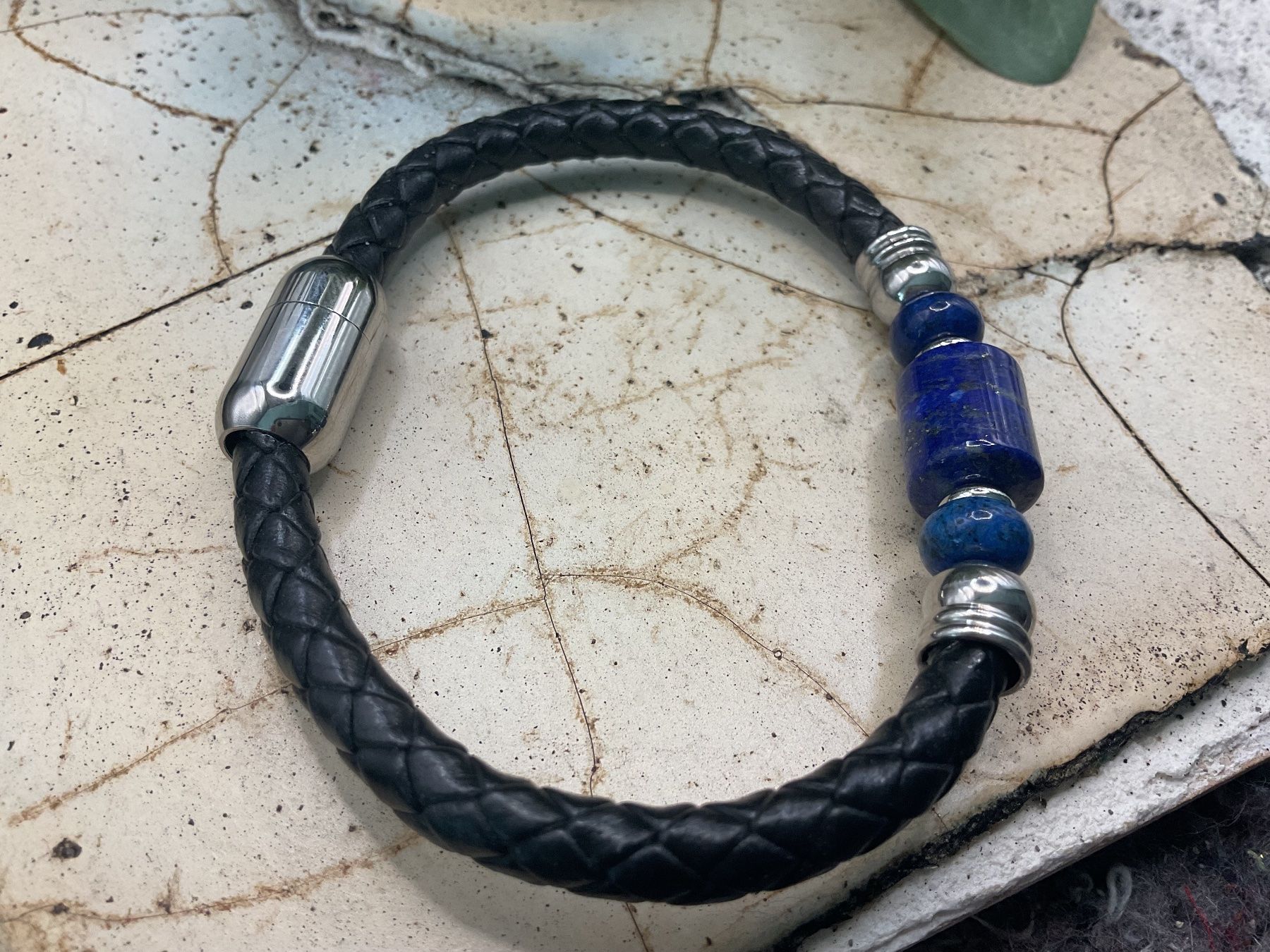 Bracelets: Armreif mit Magnetverschluss und LapisLazuli – Neuf (Voir description) à luzern par Alpendorf1 2