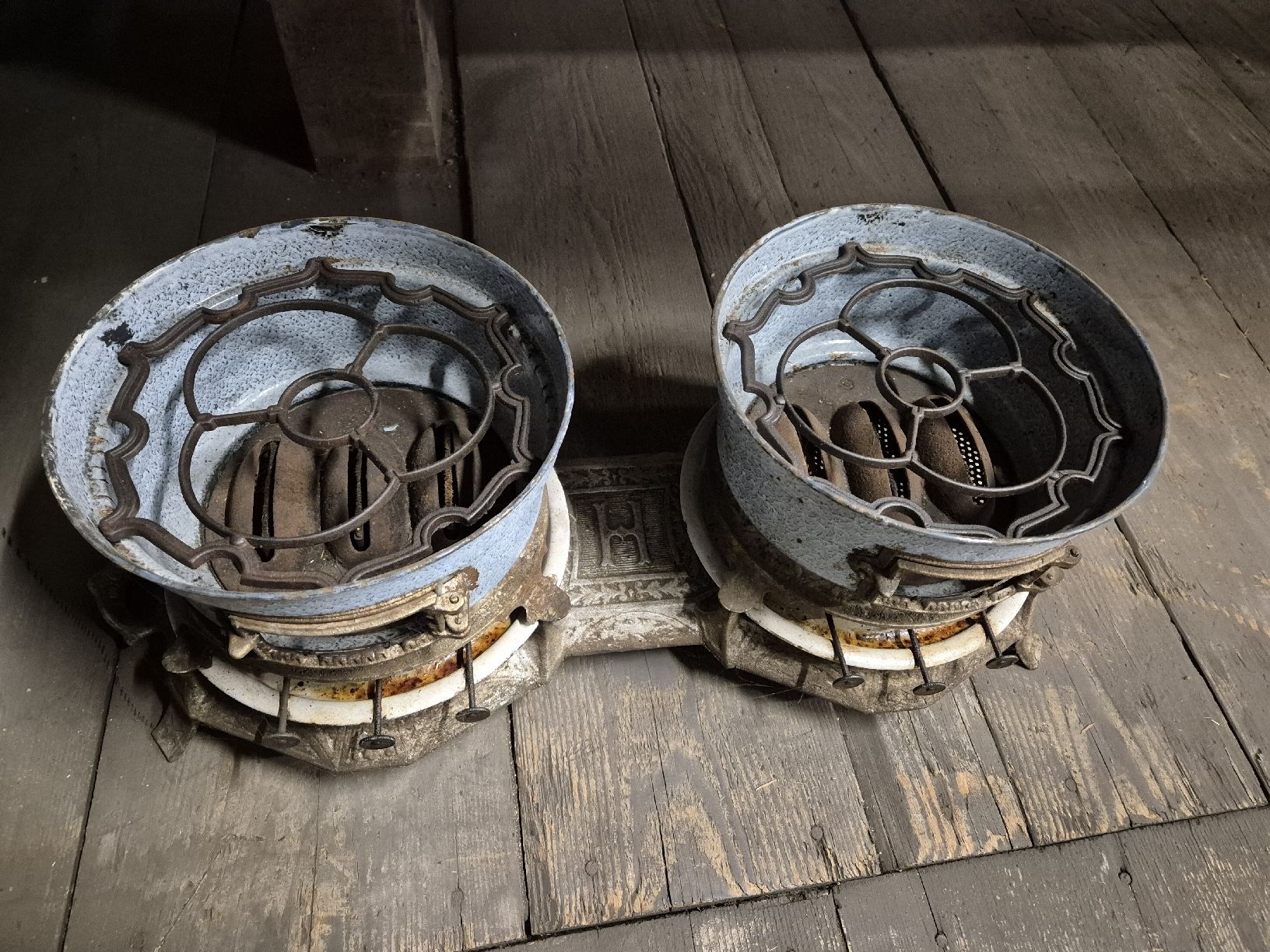 Altri mobili d'antiquariato: Antiker Ofen Grill Petrol Brenner – Difettoso da Escholzmatt venduto da tinutechag 1
