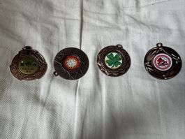 4 verschiedene Medaillen