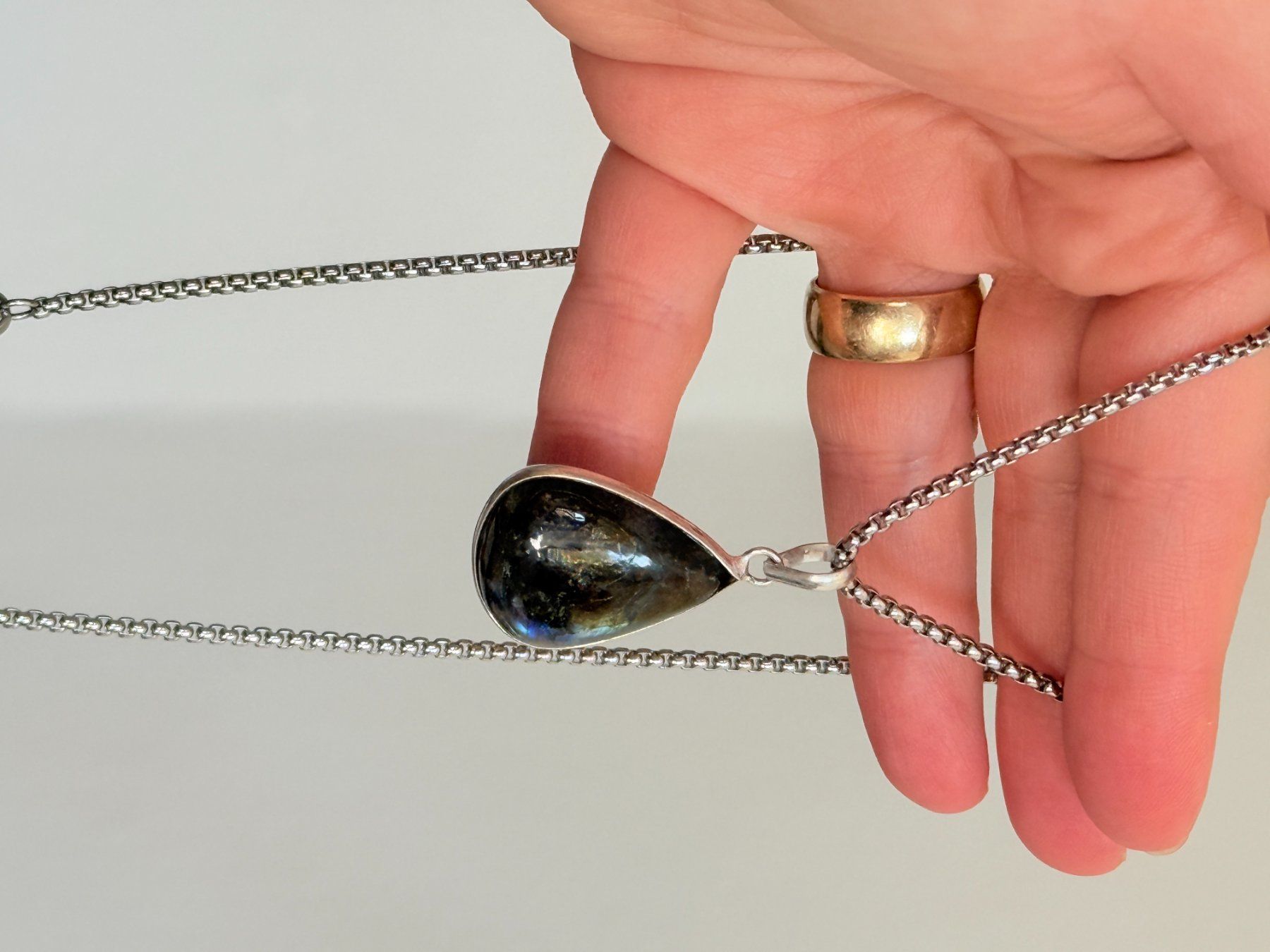 Colliers: Collier pendentif labradorite – Neuf avec emballage d'origine à Genève par AGBERG 6